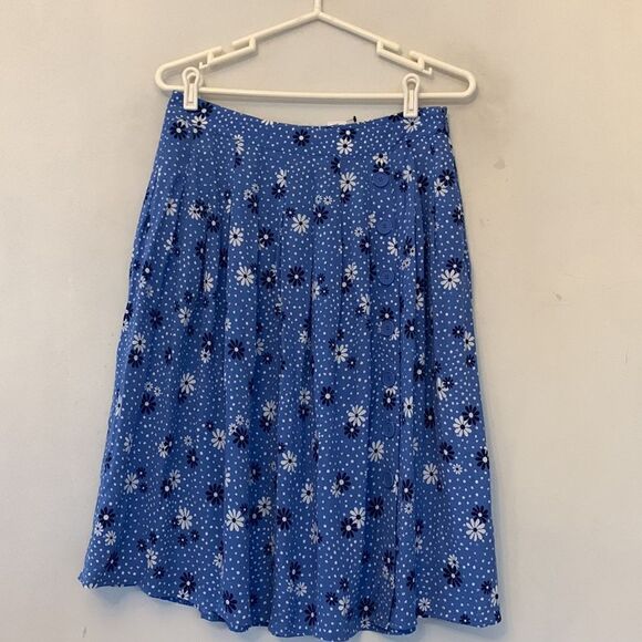 Talbots blue daisy print side button skirt with pockets. Size 8 P NWT - Picture 2 of 8
